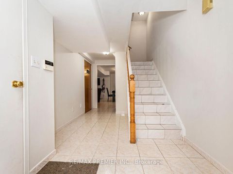 Photo 36 at 39 Brydon Court, Maple, Vaughan