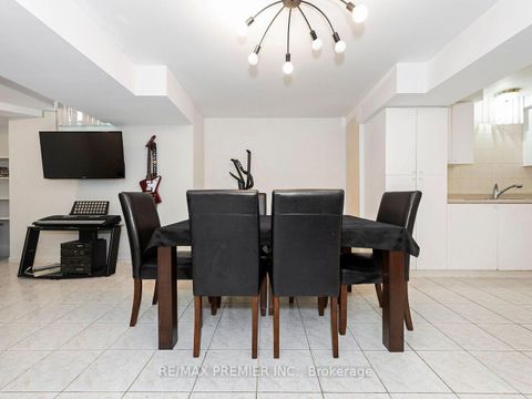 Photo 40 at 39 Brydon Court, Maple, Vaughan