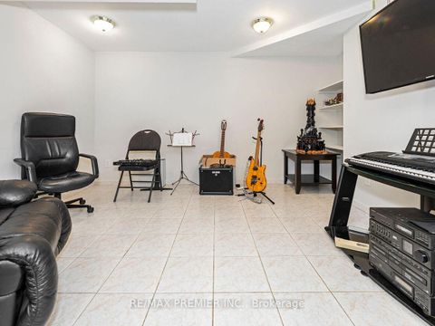 Photo 41 at 39 Brydon Court, Maple, Vaughan