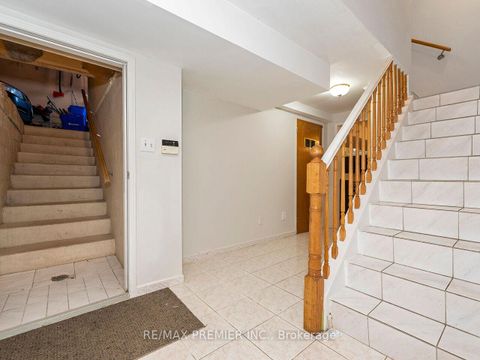 Photo 42 at 39 Brydon Court, Maple, Vaughan