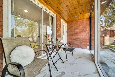 Photo 5 at 41 Keegan Crescent, York University Heights, Toronto