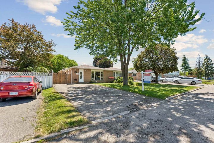 Photo 2 at 29 Deeside Crescent, Southgate, Brampton