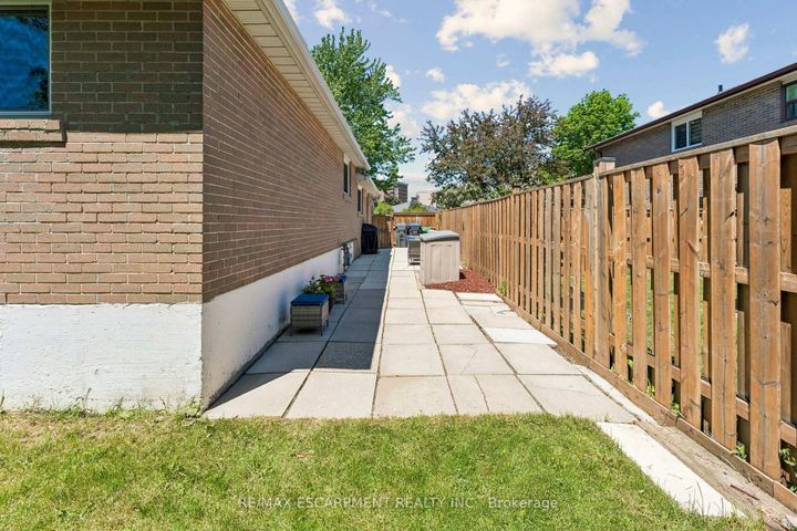 Photo 38 at 29 Deeside Crescent, Southgate, Brampton