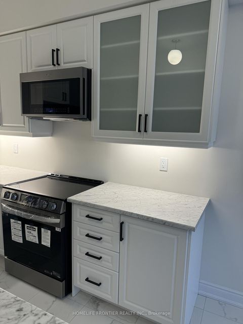 Photo 7 at 10 Durham Avenue, Shore, Barrie
