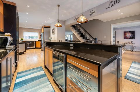 Photo 5 at 20 Solway Court, L'Amoreaux, Toronto