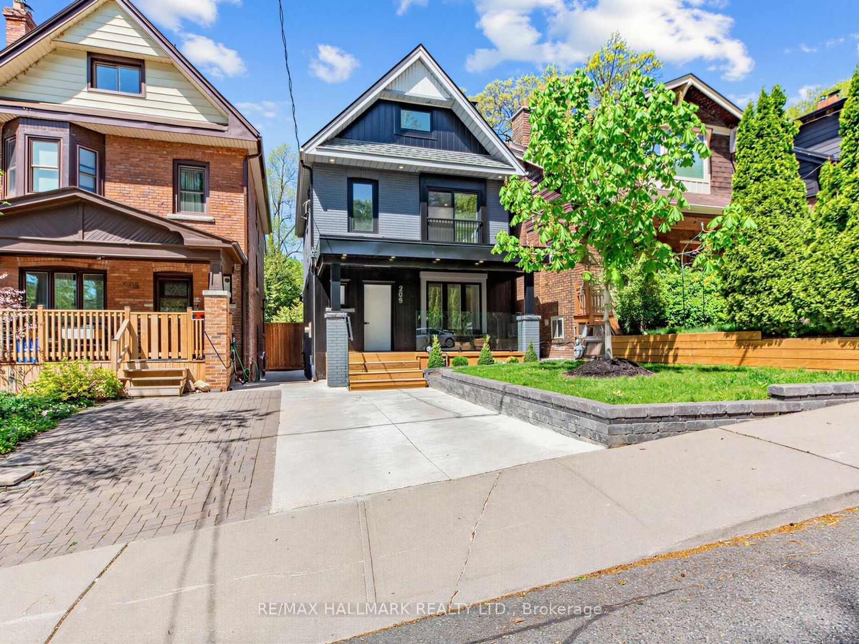 208 Gainsborough Road, Woodbine Corridor, Toronto photo 2