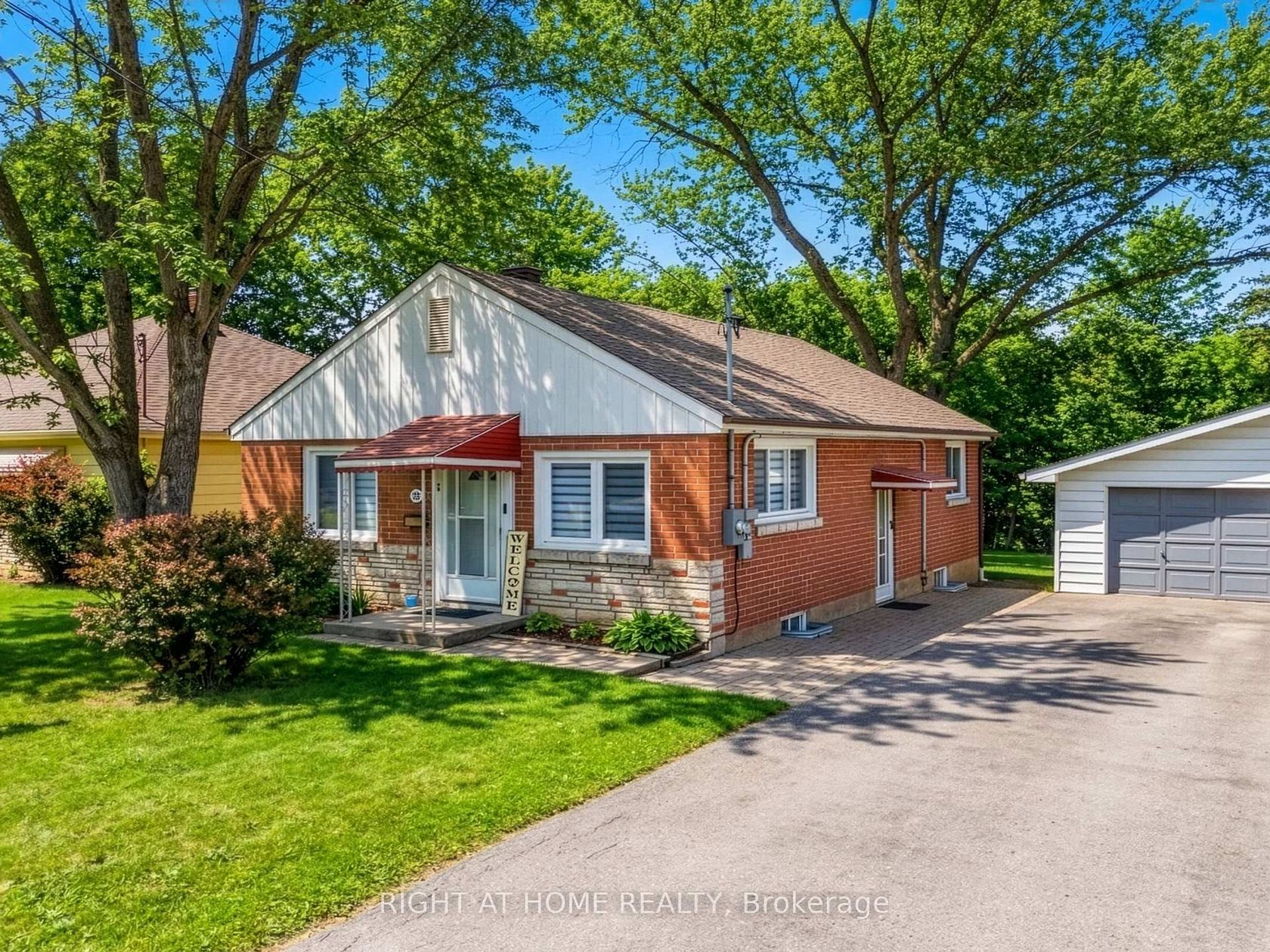 735 Srigley Street, College Manor, Newmarket photo number 2