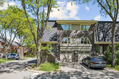 Photo 18 at 31 Flaming Roseway, Willowdale East, Toronto