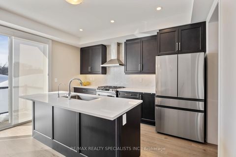 Photo 10 at 324 Laplante Street, Summerhill Estates, Newmarket