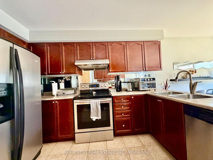 Photo 4 at 21 Trudelle Crescent, Fletcher's Meadow, Brampton