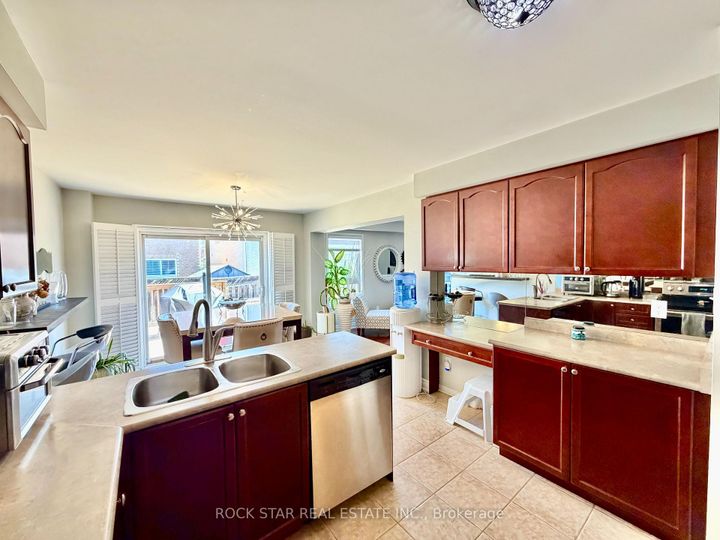 Photo 5 at 21 Trudelle Crescent, Fletcher's Meadow, Brampton