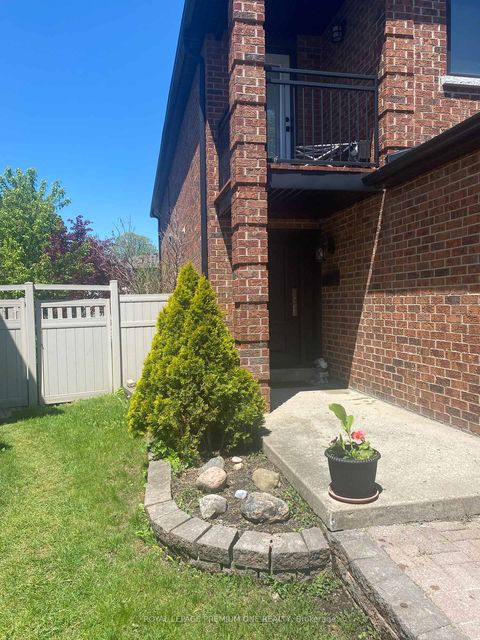 Photo 1 at 16 Muzzo Court, East Woodbridge, Vaughan