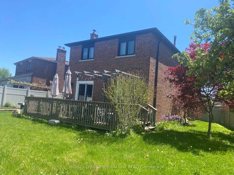 Photo 2 at 16 Muzzo Court, East Woodbridge, Vaughan