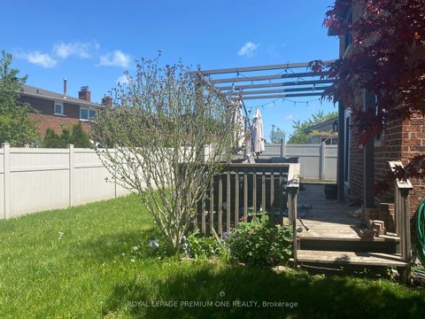 Photo 3 at 16 Muzzo Court, East Woodbridge, Vaughan