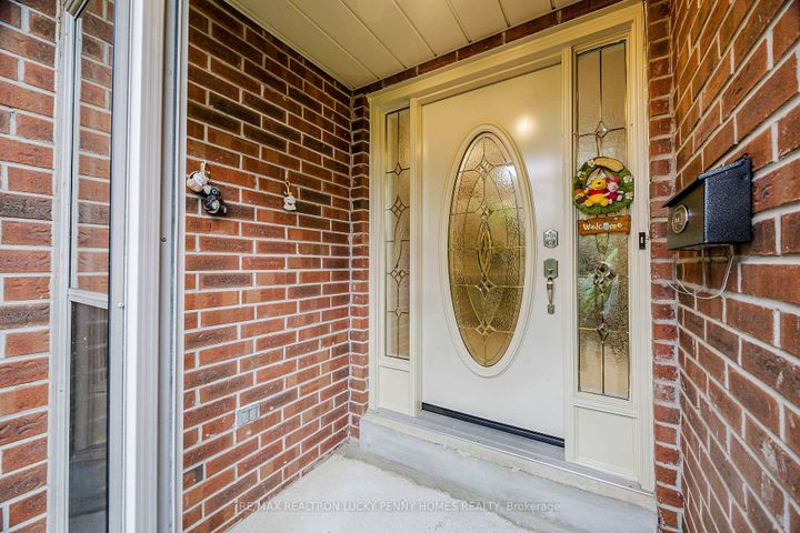 Photo 2 at 4 McPhail Court, Buttonville, Markham