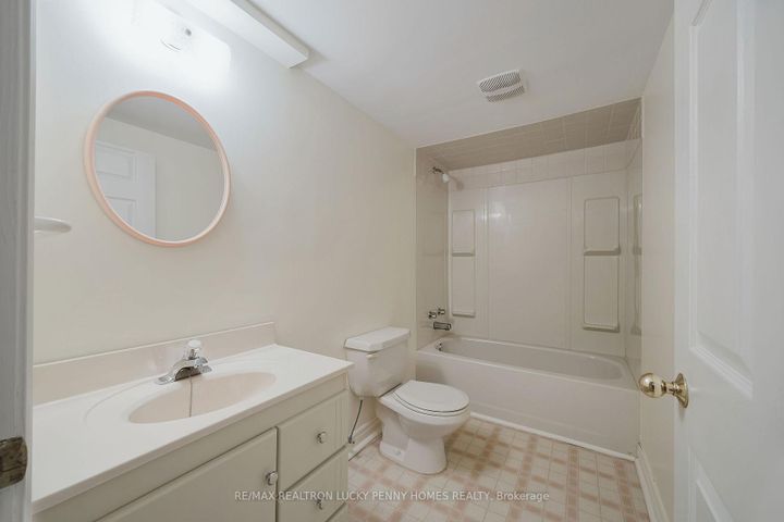 Photo 32 at 4 McPhail Court, Buttonville, Markham