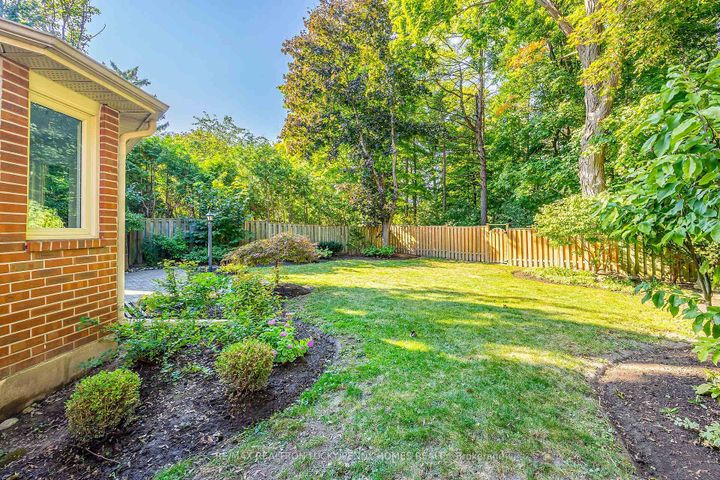 Photo 36 at 4 McPhail Court, Buttonville, Markham