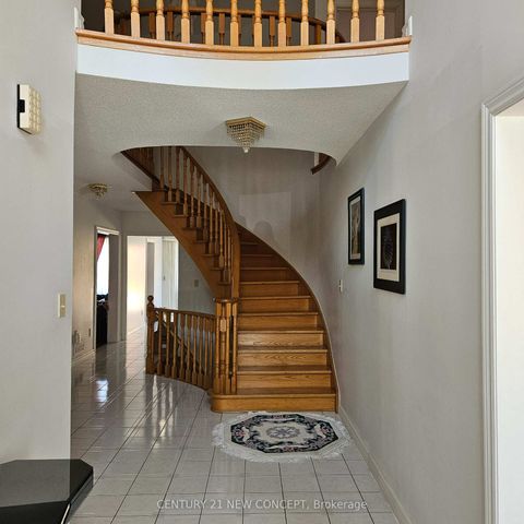 Photo 2 at 3 Hearthstone Crescent, Doncrest, Richmond Hill