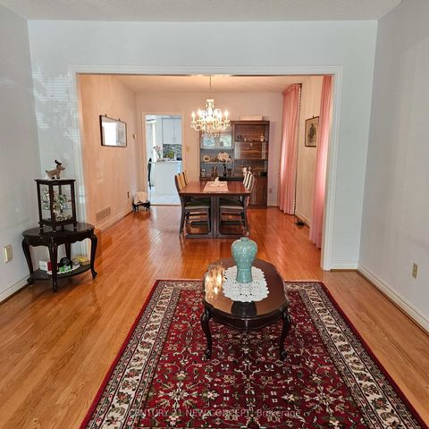 Photo 3 at 3 Hearthstone Crescent, Doncrest, Richmond Hill