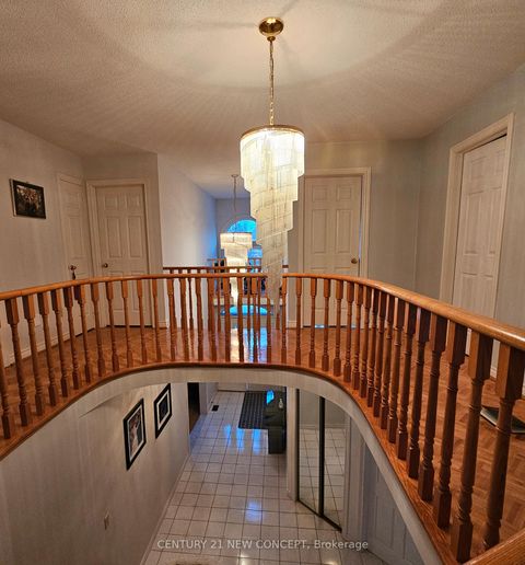Photo 5 at 3 Hearthstone Crescent, Doncrest, Richmond Hill