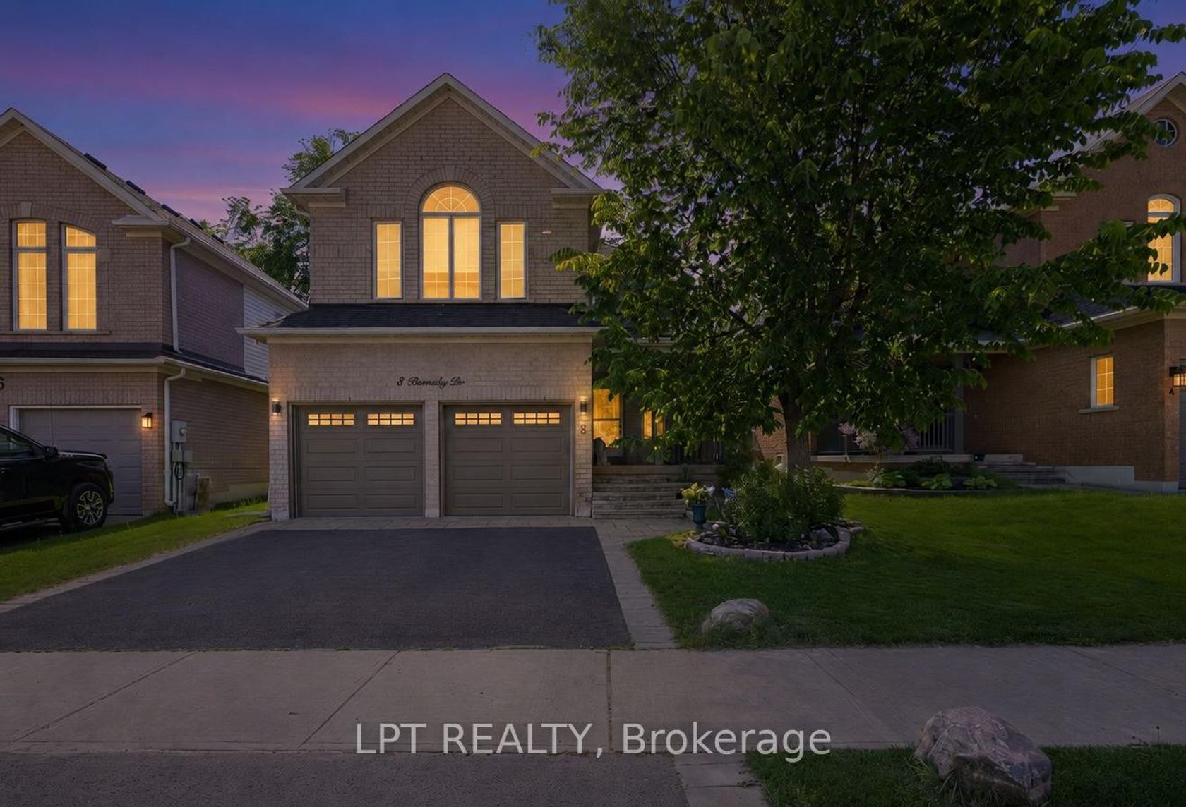 8 Burnaby Drive, Keswick North, Georgina photo number 2
