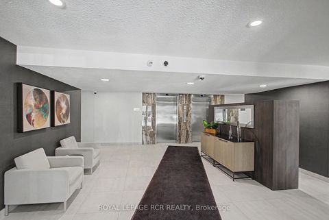 Photo 2 at 1011 - 40 William Roe Boulevard, Central Newmarket, Newmarket