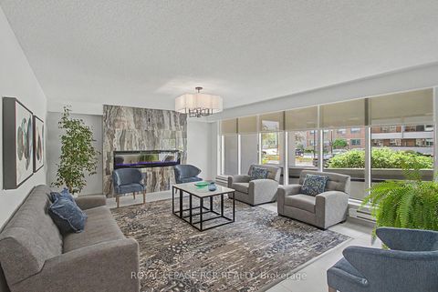 Photo 3 at 1011 - 40 William Roe Boulevard, Central Newmarket, Newmarket