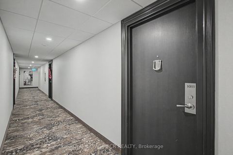 Photo 4 at 1011 - 40 William Roe Boulevard, Central Newmarket, Newmarket