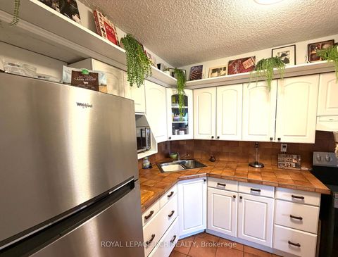 Photo 9 at 1011 - 40 William Roe Boulevard, Central Newmarket, Newmarket