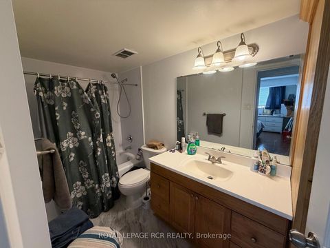 Photo 13 at 1011 - 40 William Roe Boulevard, Central Newmarket, Newmarket