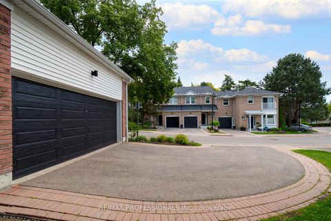 Photo 4 at 7 Tamarack Circle, The Westway, Toronto