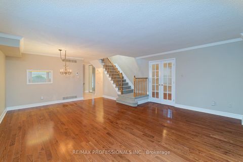 Photo 10 at 7 Tamarack Circle, The Westway, Toronto