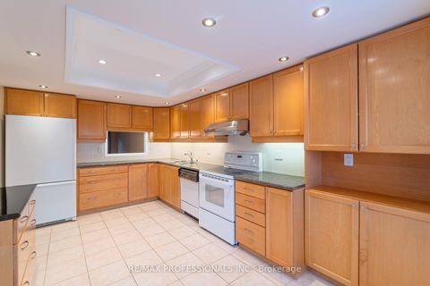 Photo 14 at 7 Tamarack Circle, The Westway, Toronto