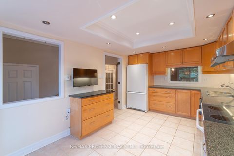 Photo 16 at 7 Tamarack Circle, The Westway, Toronto