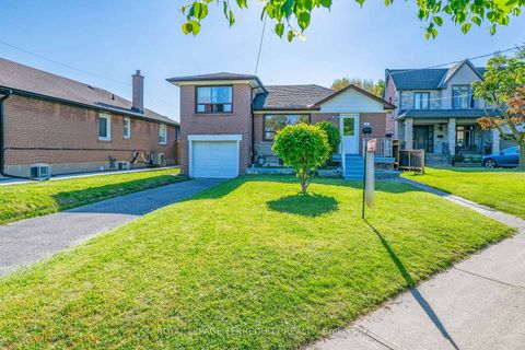 Photo 2 at 4 Harris Park Drive, Birchmount, Toronto