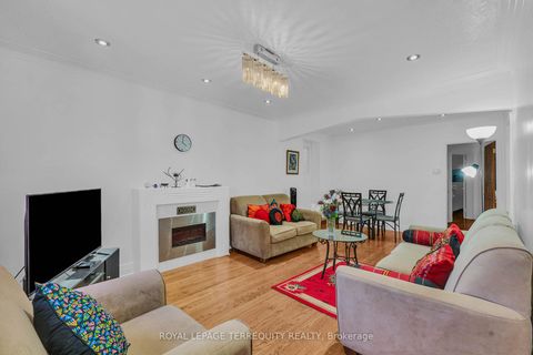 Photo 6 at 4 Harris Park Drive, Birchmount, Toronto