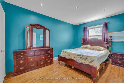 Photo 11 at 4 Harris Park Drive, Birchmount, Toronto
