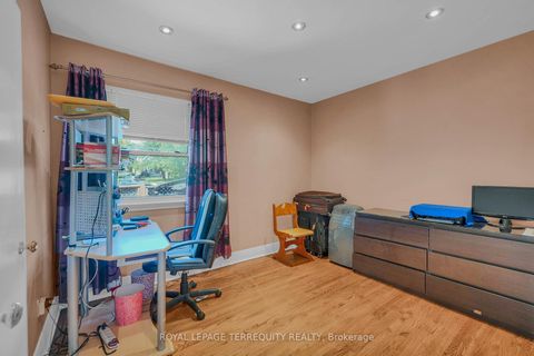 Photo 15 at 4 Harris Park Drive, Birchmount, Toronto
