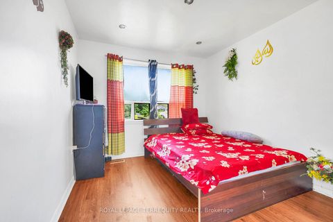 Photo 18 at 4 Harris Park Drive, Birchmount, Toronto