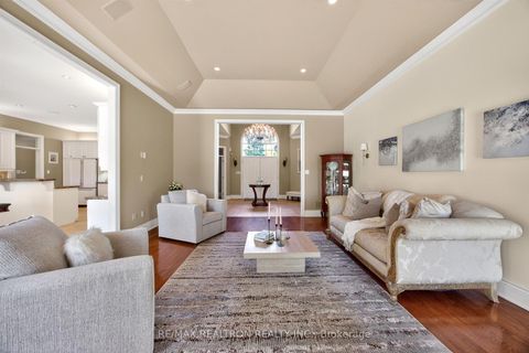 Photo 10 at 23 Fairbairn Gate, Rural East Gwillimbury, East Gwillimbury