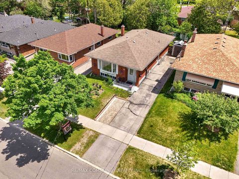 Photo 2 at 31 Kilbride Road, Bendale, Toronto