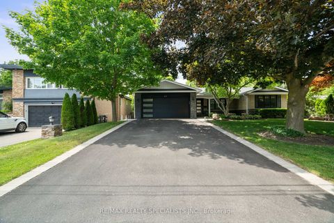 Photo 2 at 42 Heathview Avenue, Bayview Village, Toronto