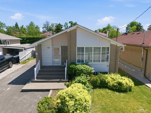 Photo 1 at 37 Beaumonde Heights Drive, Beaumonde Heights, Toronto
