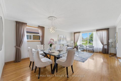 Photo 2 at 37 Beaumonde Heights Drive, Beaumonde Heights, Toronto