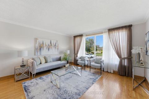 Photo 3 at 37 Beaumonde Heights Drive, Beaumonde Heights, Toronto