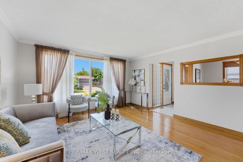 Photo 4 at 37 Beaumonde Heights Drive, Beaumonde Heights, Toronto