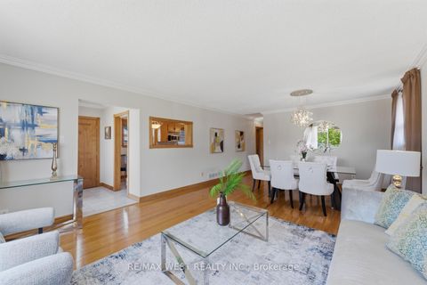 Photo 5 at 37 Beaumonde Heights Drive, Beaumonde Heights, Toronto