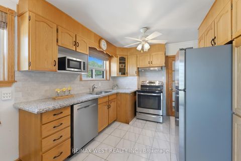Photo 7 at 37 Beaumonde Heights Drive, Beaumonde Heights, Toronto