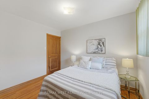 Photo 11 at 37 Beaumonde Heights Drive, Beaumonde Heights, Toronto
