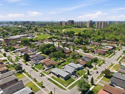 Photo 17 at 37 Beaumonde Heights Drive, Beaumonde Heights, Toronto